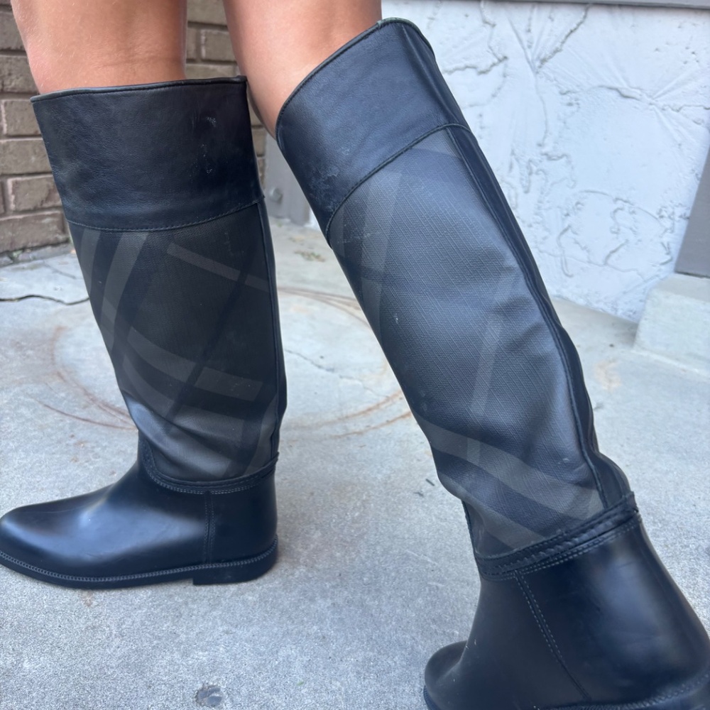 Burberry Sz 37 rain boots - Picture 2 of 5
